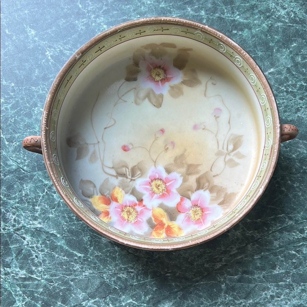 Nippon Berry bowl, circa early 19th century